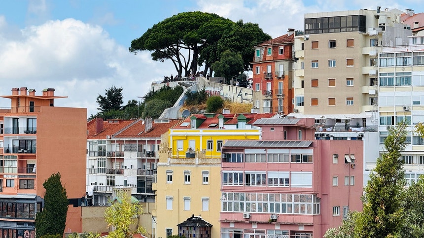 Imagem de Governo rejeita causalidade entre apoios aos jovens e subida de preço das casas