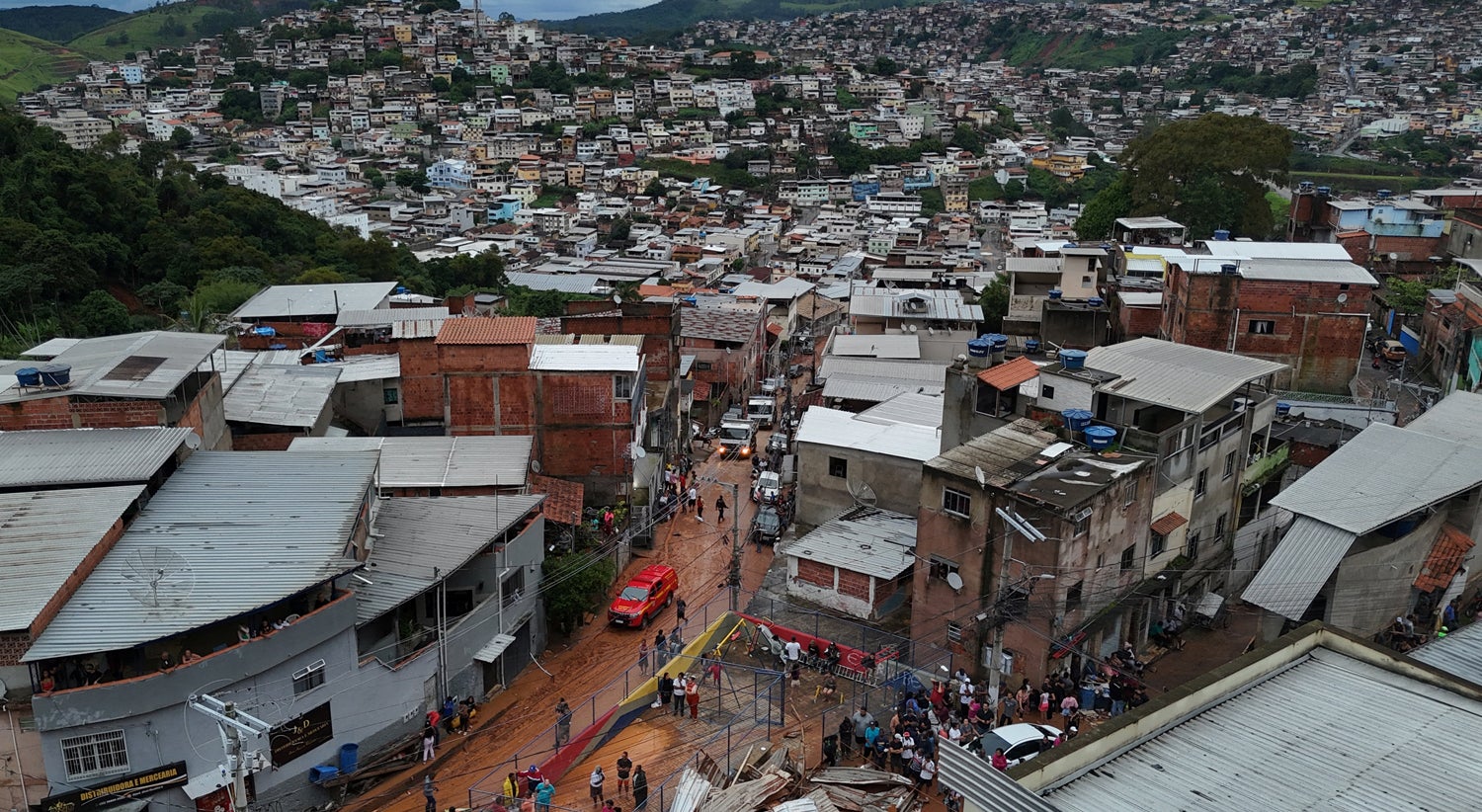 Há mais de 30 mortos e 40 desaparecidos nas cheias do Brasil