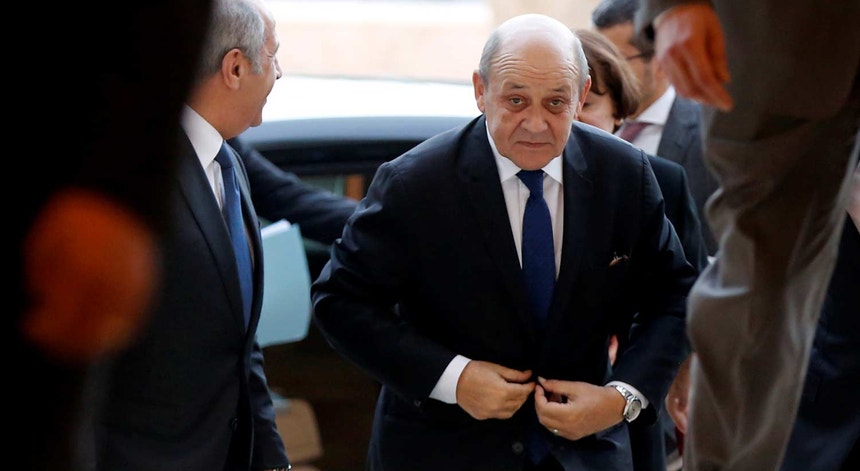 O ministro dos Negócios Estrangeiros de França chega para se reunir com o seu homólogo da Jordânia, em Amã, a 13 de janeiro de 2019
