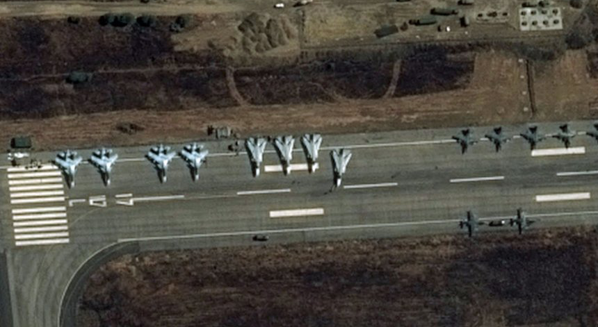Aviões de combate russos numa pista de aterragem em Latakia Foto: CNES 2015 - Distribution Airbus DS Aviões de combate russos numa pista de aterragem em Latakia Foto: CNES 2015 - Distribution Airbus DS