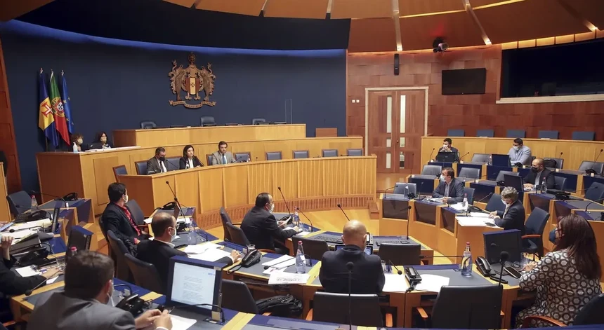 Imagem relacionada com a notícia: Parlamento da Madeira vota a moção de censura do Chega
