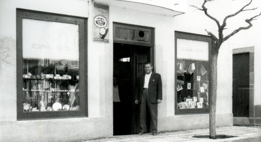 Amândio Felizes Tetino à porta do estúdio da relojoaria e ourivesaria, que também funcionava como estúdio de fotografia
