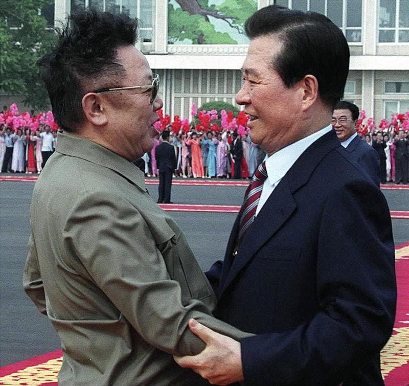 Roh Moo-hyn e Kim Jong-iI. Foto: Reuters