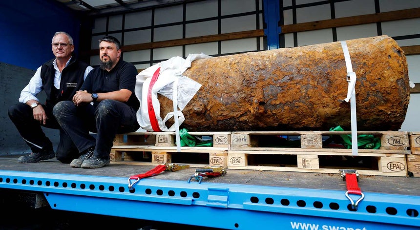 Resultado de imagem para Bomba da II guerra mundial desativada em Frankfurt