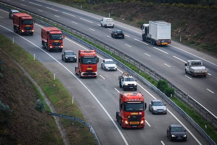 Centenas de camiões em marcha lenta na A1