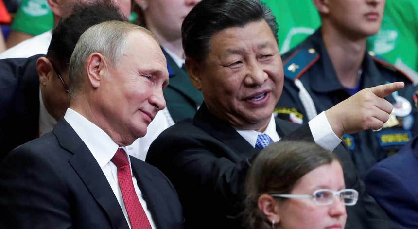 O Presidente russo Vladimir Putin e o Presidente chinês Xi Jinping, em Vladivostok, setembro de 2018 
