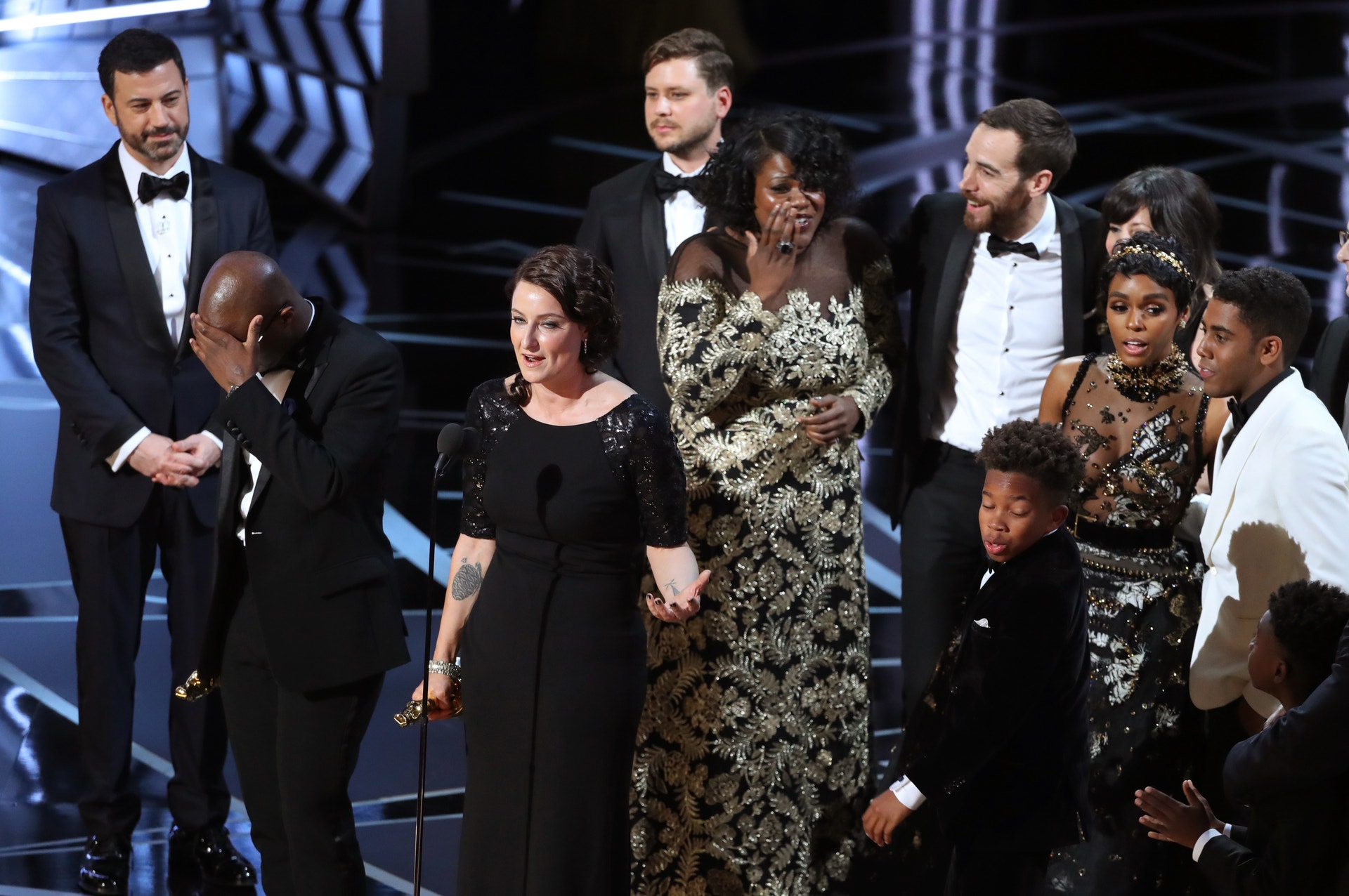  Equipa de "Moonlight" no palco para receber o &Oacute;scar de Melhor Filme (Cr&eacute;ditos: Lucy Nicholson - Reuters) 