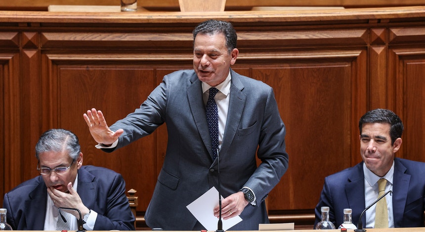 Perante críticas à reforma laboral. Montenegro acusa esquerda de 