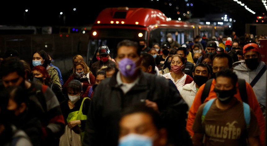 Os mexicanos tentam fazer o seu dia a dia, apesar da crescente ameaça do novo coronavírus
