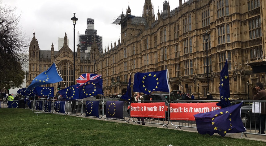 O Parlamento britânico reprovou na terça-feira de forma expressiva o acordo de saída do Reino Unido da União Europeia negociado pelo Governo de Theresa May
