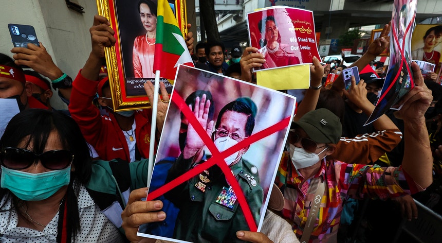 Junta militar de Myanmar alargou lei marcial enquanto o povo protesta na rua

