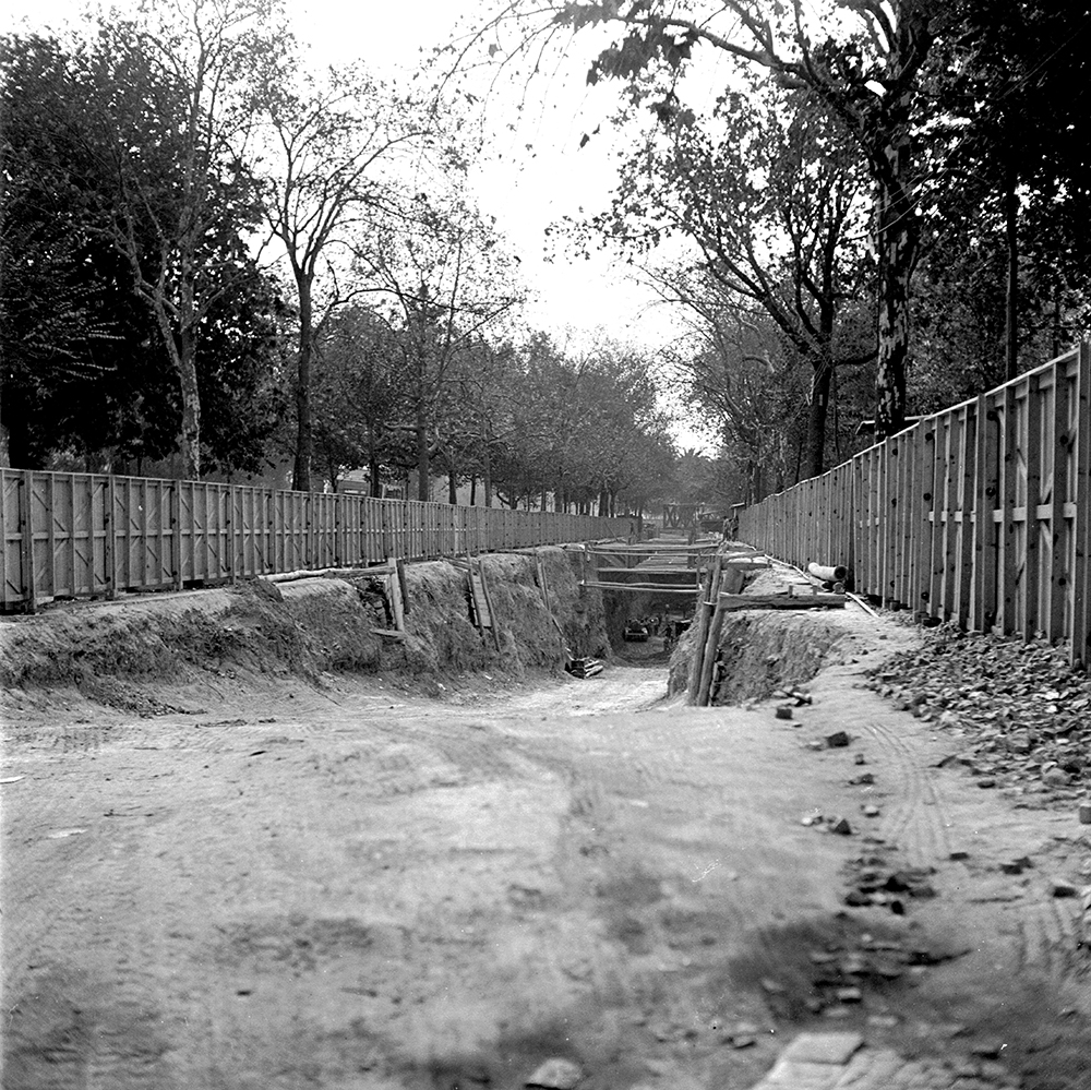 Vedação e rampa ara início de escavação e entivação da vala larga na placa central da Av. da Liberdade - Metro de Lisboa