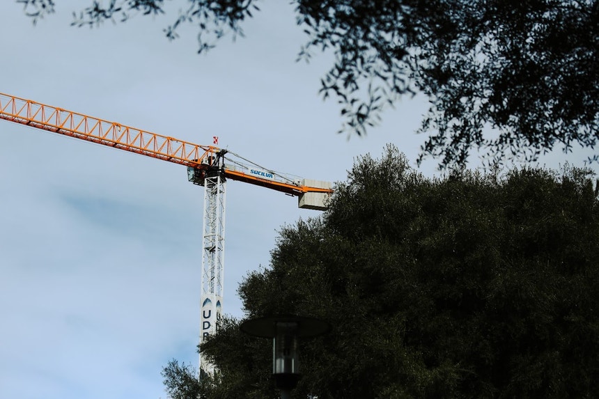 Dois trabalhadores mortos em queda de grua em Belas