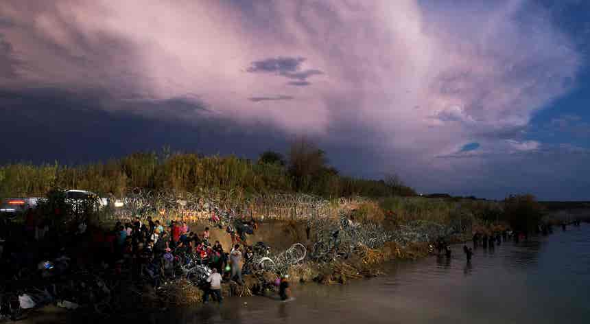 EUA. Malhas de arame farpado travam migrantes