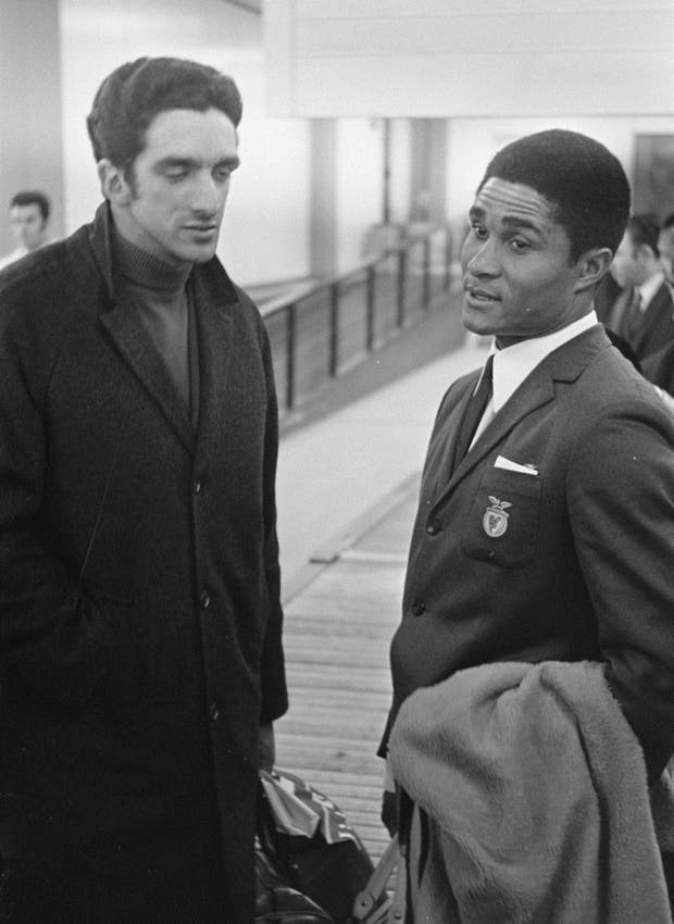 José Torres acompanha Eusébio - Evers, Joost/Anefo (Nationaal Archief Fotocollectie Anefo)