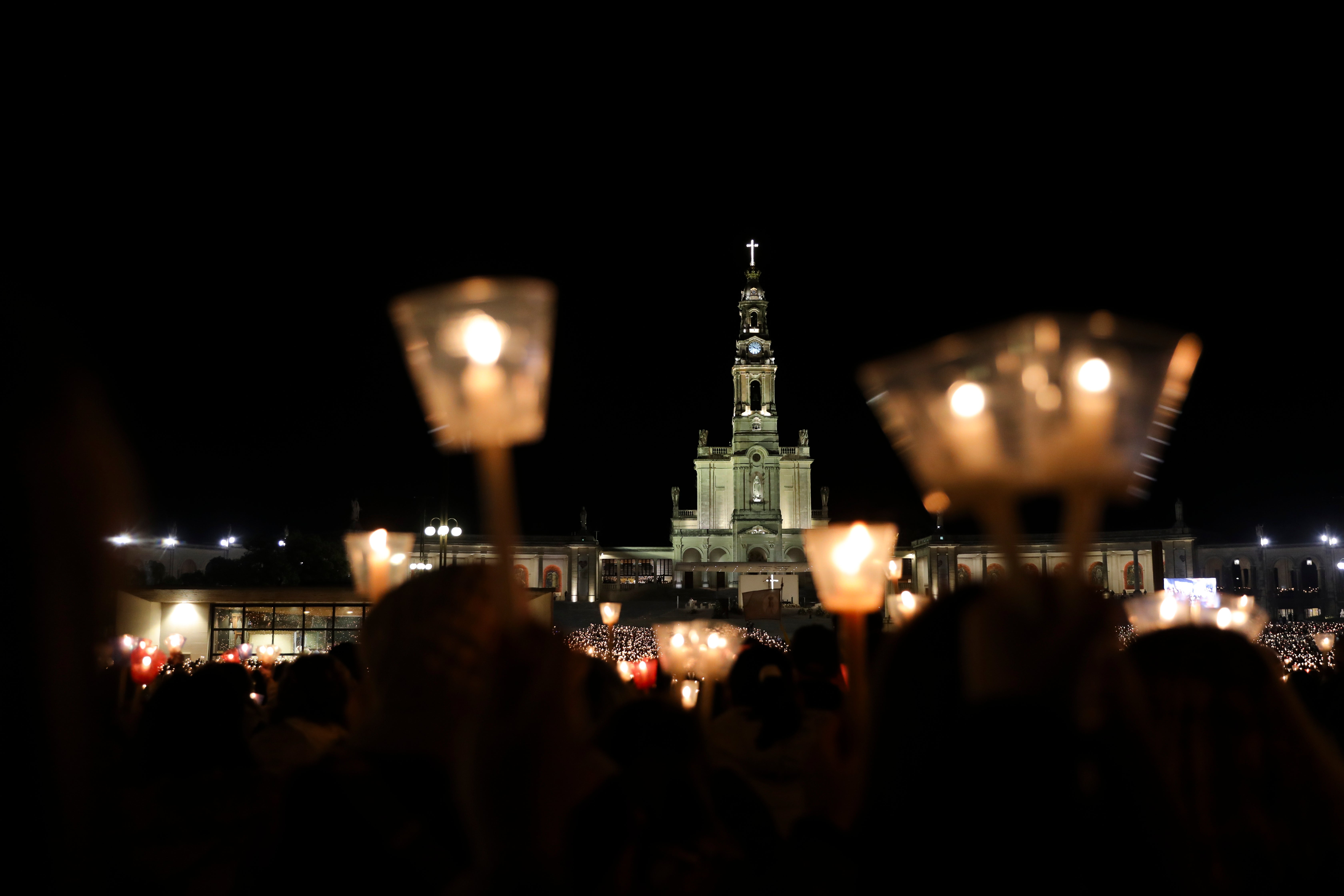 Velas voltam a iluminar o Santuário de Fátima na celebração das aparições