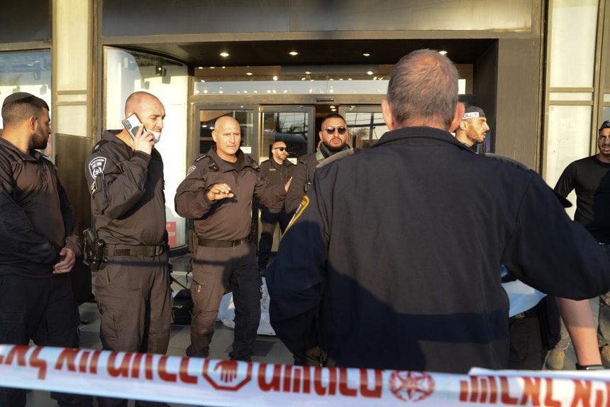 Uma equipa de segurança israelita junto do local onde se deu o tiroteio
