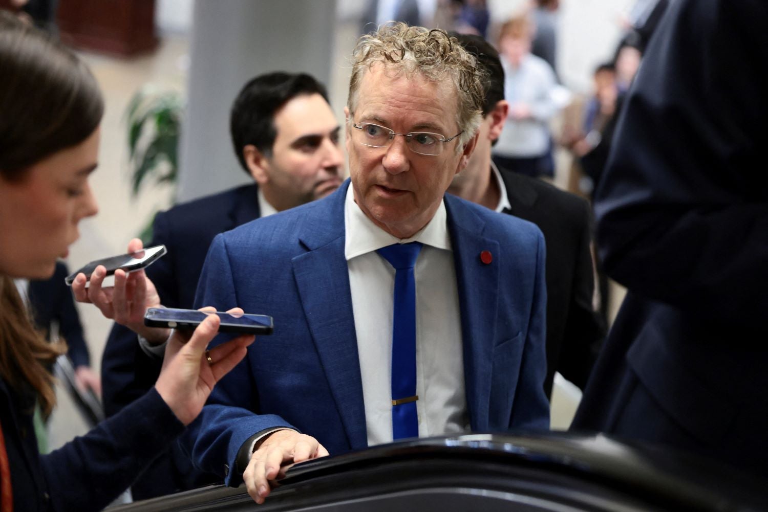 Senadores republicanos juntam-se a democratas para restringir poderes militares de Trump