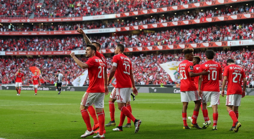 A equipa do Benfica empurrada pelos adeptos transformou uma noite de pesadelo num sonho
