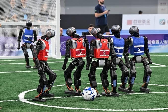 Brasil estreia seleção nacional de futebol com robôs humanoides nos Mundiais de Pequim