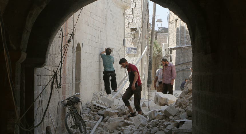 Residentes em Aleppo depois de mais um ataque aéreo. Foto: Abdalrhman Ismail - Reuters Residentes em Aleppo depois de mais um ataque aéreo. Foto: Abdalrhman Ismail - Reuters