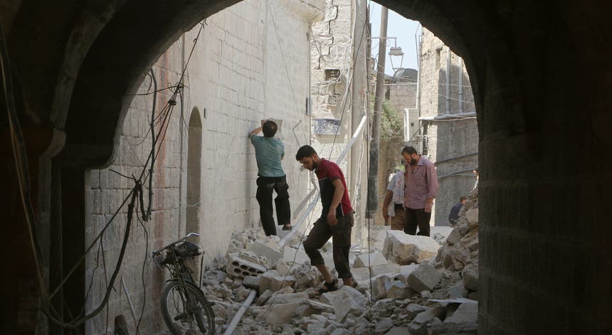 Residentes em Aleppo depois de mais um ataque aéreo. Foto: Abdalrhman Ismail - Reuters 