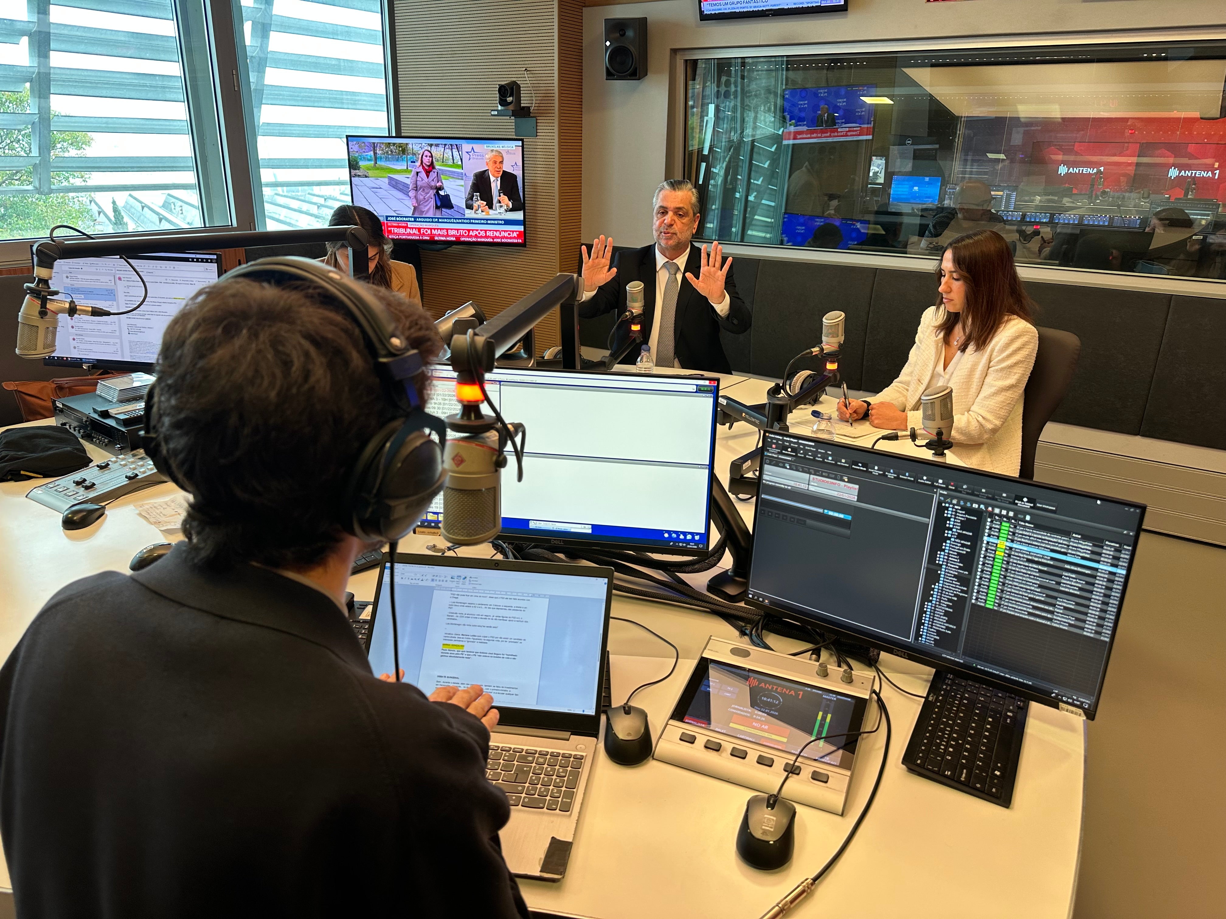 Imagem de Ex-ministra do PS aponta 