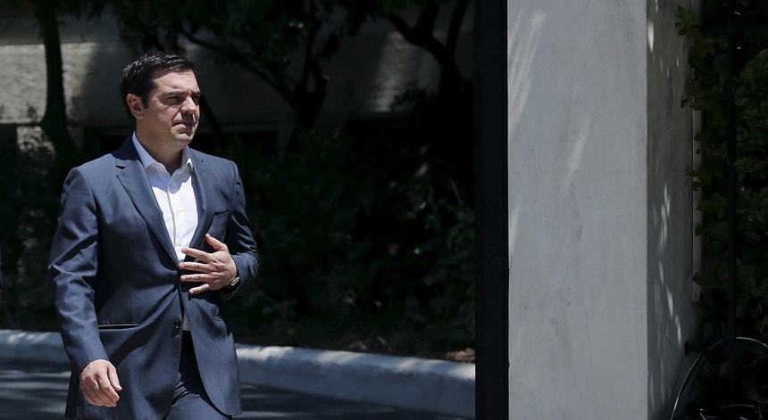 Alexis Tsipras deixou claro que se não conseguir recuperar a maioria parlamentar, será forçado a ir a eleições.
