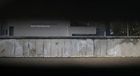 Restos do Muro de Berlim visto por uma fresta - Memorial (foto: Pawel Kopczynski/Reuters)