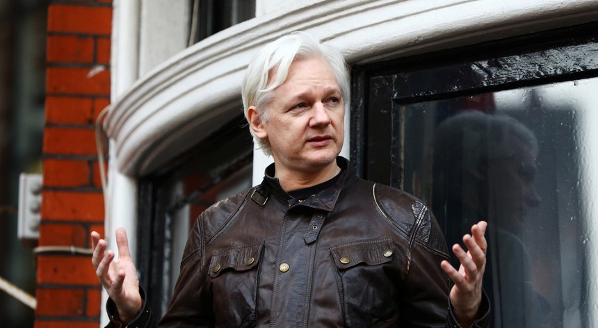 As informações relativas a Assange surgiram por engano, dentro de um documento não relacionado com o caso WikiLeaks
