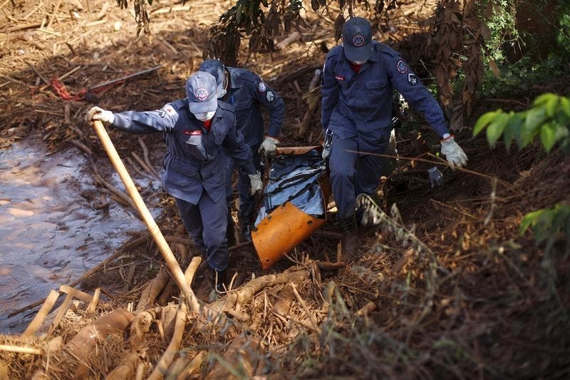Um dos corpos recuperados pelos bombeiros a mais de 100 Km do local da tragédia em Bento Rodrigues Foto: Reuters Um dos corpos recuperados pelos bombeiros a mais de 100 Km do local da tragédia em Bento Rodrigues Foto: Reuters