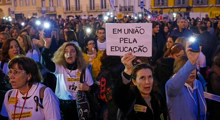 Imagem relacionada com a notícia: Governo e professores voltam à mesa das negociações
