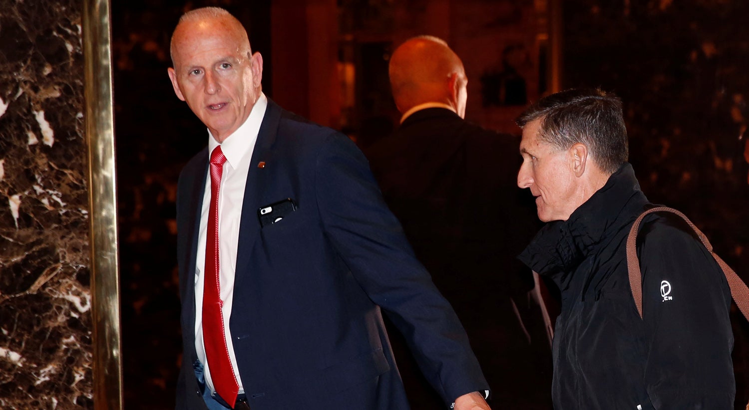 O General Michael Flynn a sair da Trump Tower na quarta-feira. Foto: Shannon Stapleton - Reuters