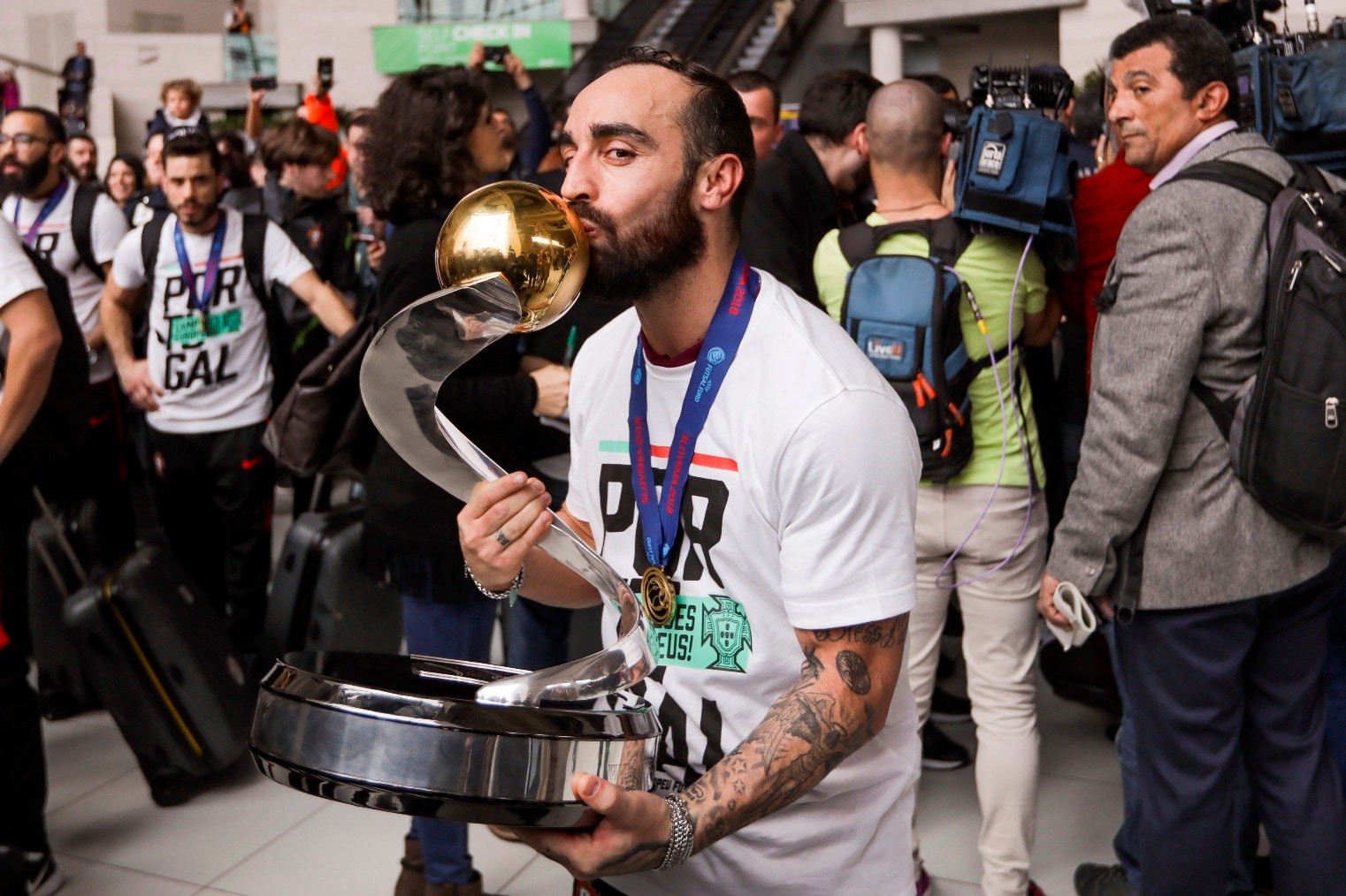  Ricardinho, cinco vezes o melhor do mundo. Mas nada se compara a este momento. (Foto: Jos&eacute; Sena Goul&atilde;o - Lusa) 