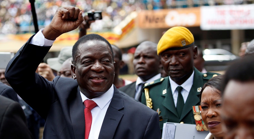 Ao tomar posse, num Estádio Nacional lotado, prometeu “ser fiel ao Zimbabué” e criar empregos
