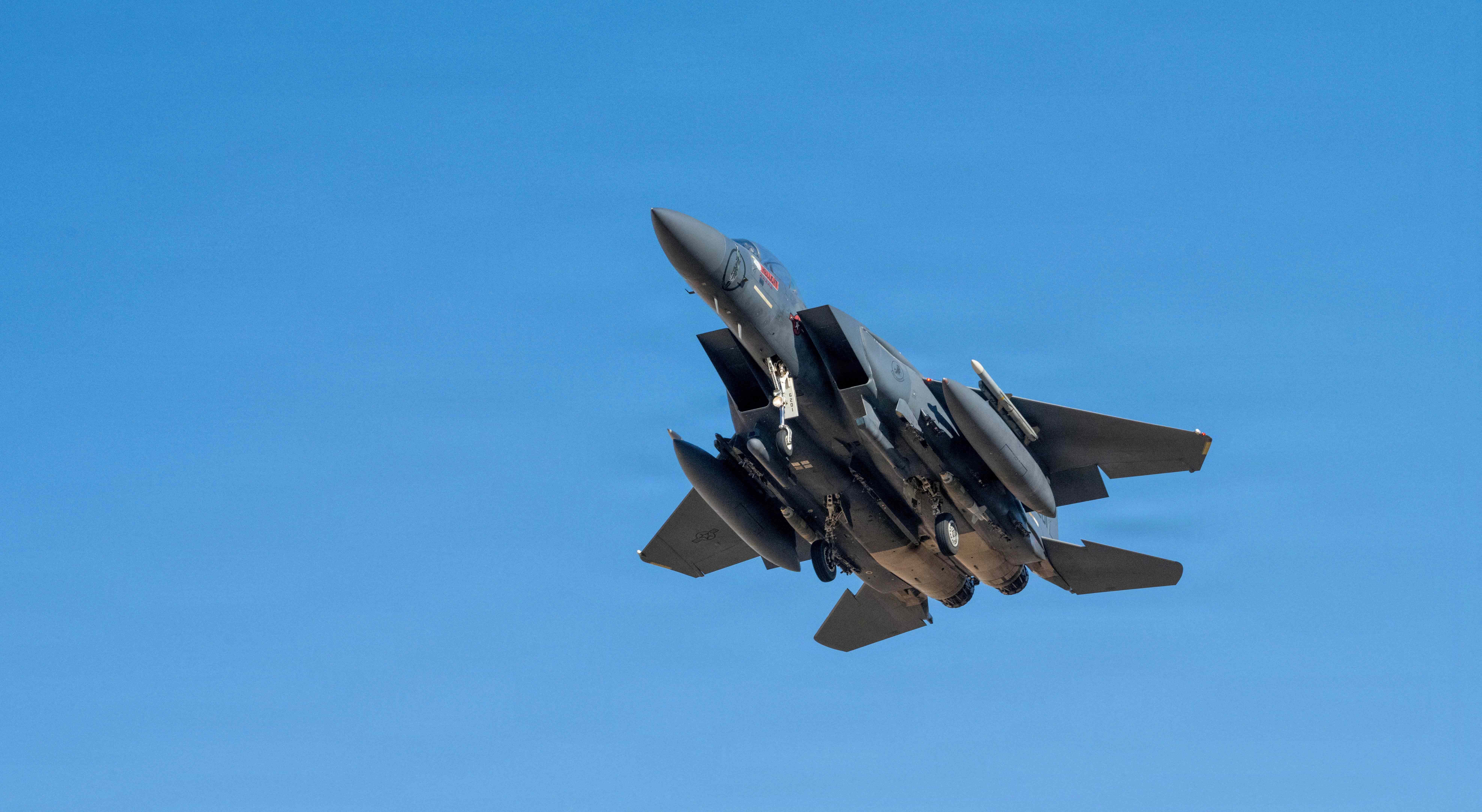 Caça norte-americano abatido no Irão. Operação de busca e salvamento em curso