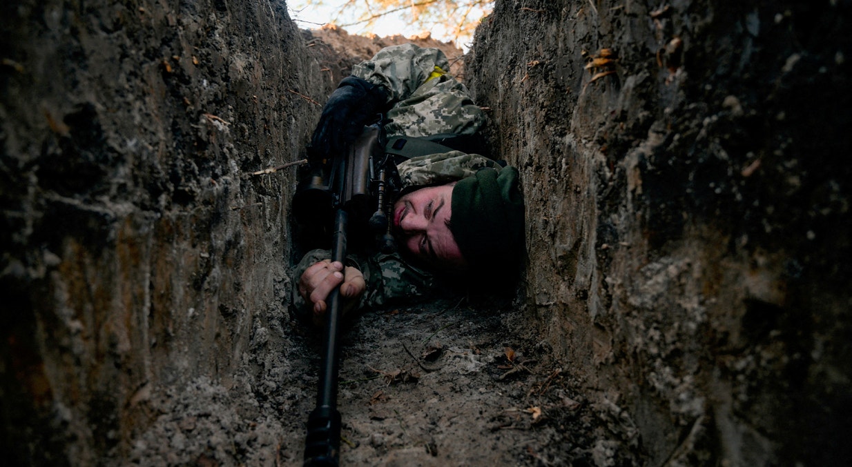  Soldado ucraniano esconde-se de um ataque a&eacute;reo | Maksim Levin - Reuters 