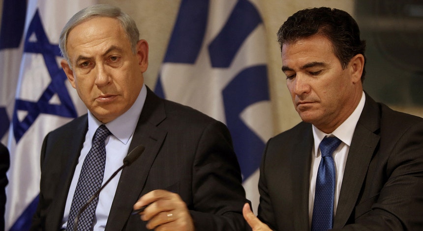 Yossi Cohen (à direita) ao lado de Benjamin Netanyahu
