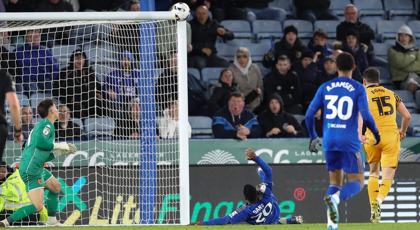 Imagem de Leicester desce à 3.ª divisão