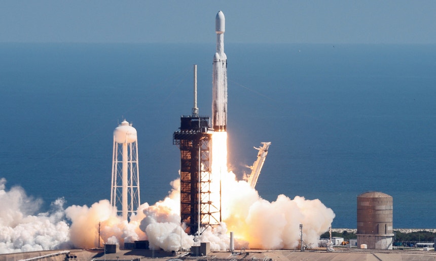 O foguete SpaceX Falcon Heavy é lançado para colocar a sonda Europa Clipper no espaço. Centro Espacial Kennedy no Cabo Canaveral, Florida, EUA
