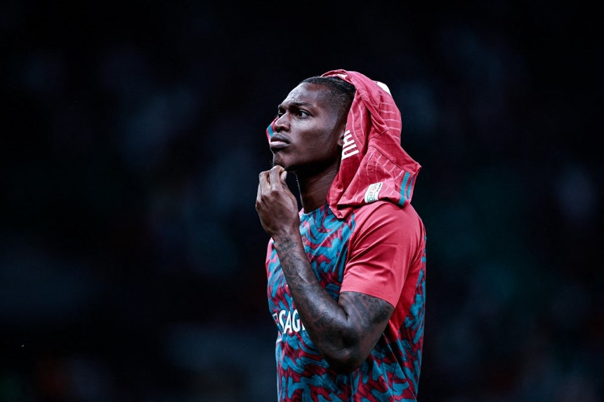 Imagem ilustrativa: Rafael Leão alinha com camisola 7 da seleção portuguesa frente à Dinamarca