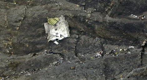 Uma das poucas peças da fuselagem do A320 da Germanwings que não ficou desfeita no impacto contra a montanha (Foto: Reuters) Uma das poucas peças da fuselagem do A320 da Germanwings que não ficou desfeita no impacto contra a montanha (Foto: Reuters)