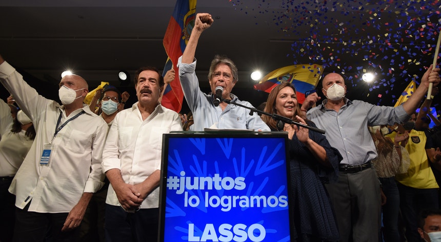 Guillermo Lasso reclamou vitória e festejou com os apoiantes
