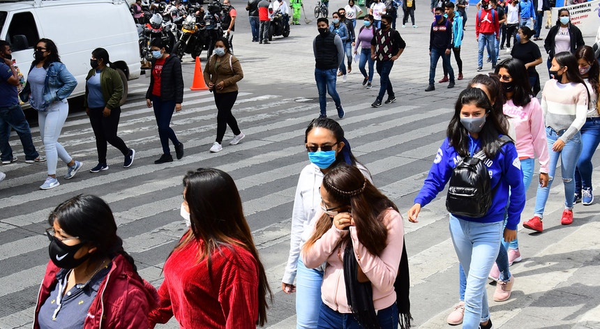 Os mexicanos continuam a conviver como podem com a pandemia
