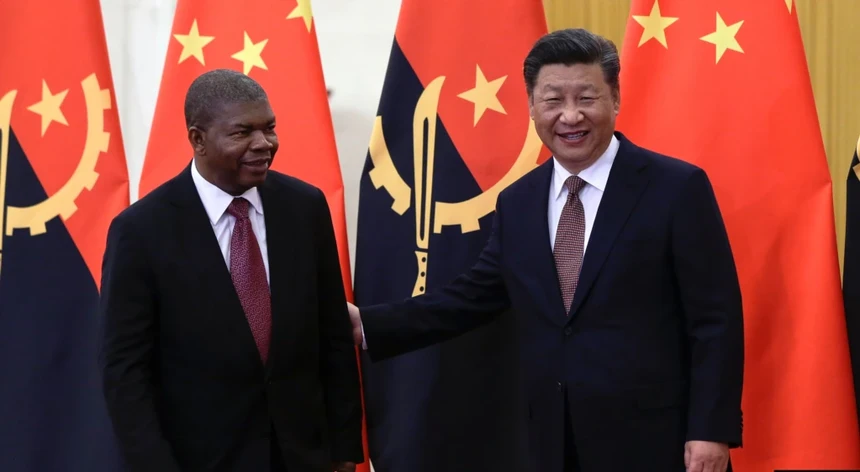 O presidente angolano, João Lourenço, com o homólogo chinês, Xi Jinping, durante uma cimeira China-África, em Pequim
