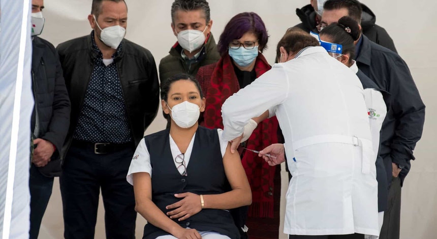 Apesar do esforço em vacinar o mais possível o México continua a registar números elevados de mortos e novos casos
