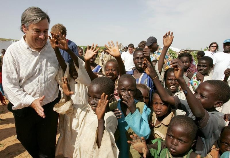  Ant&oacute;nio Guterres pouco tempo depois da sua nomea&ccedil;&atilde;o para alto-comiss&aacute;rio, cumprimenta crian&ccedil;as sudanesas deslocadas, num campo na regi&atilde;o de Darfur, agosto 2005 