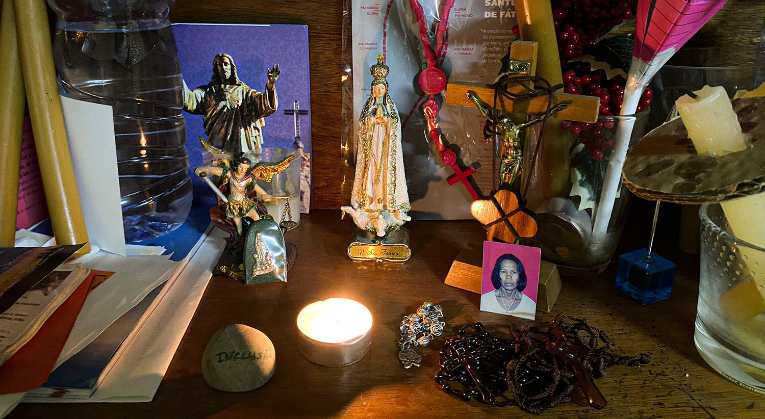  O pequeno orat&oacute;rio que Nelvia tem no quarto. &ldquo;H&aacute; sempre uma resposta depois de falar com Ele&rdquo;. 