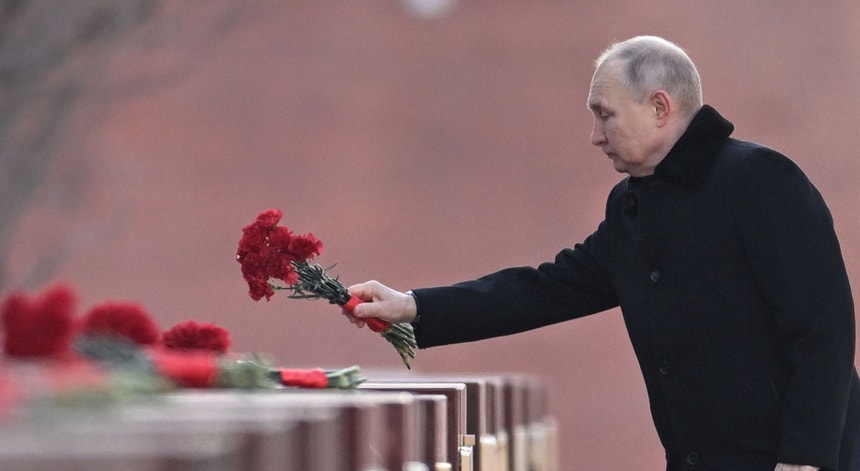 Depois de discursar, Putin colocou uma coroa de flores no Túmulo do Soldado Desconhecido, nos arredores do Kremlin, e conversou com veteranos de guerra.
