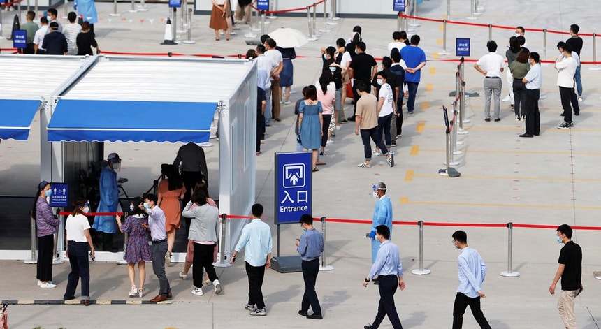 Pessoal do Aeroporto Internacional de Xangai faz fila para realizar o teste à covid-19

